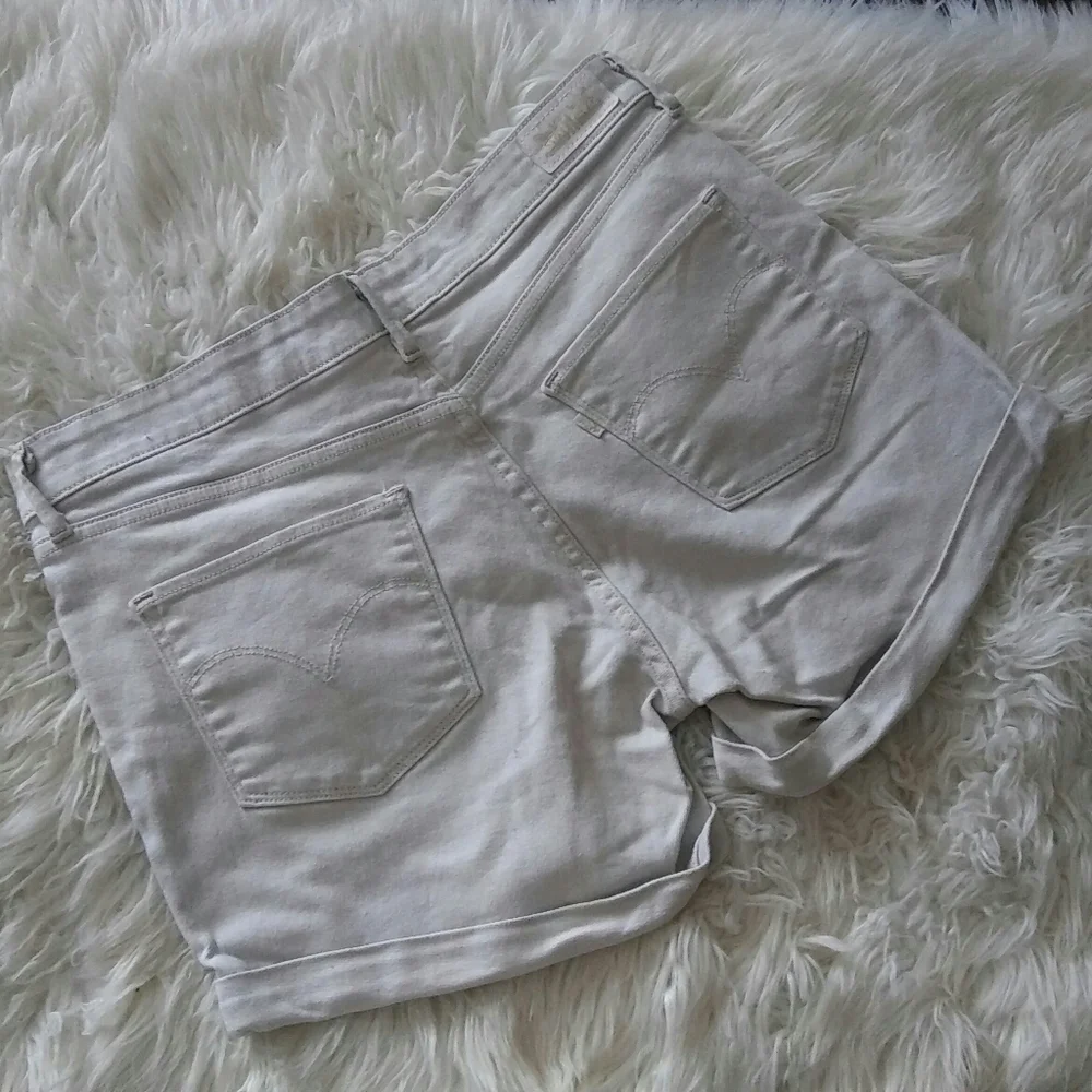 Levi’s White Label Rolled Hem Cream Shorts Size 30 - Picture 5 of 12